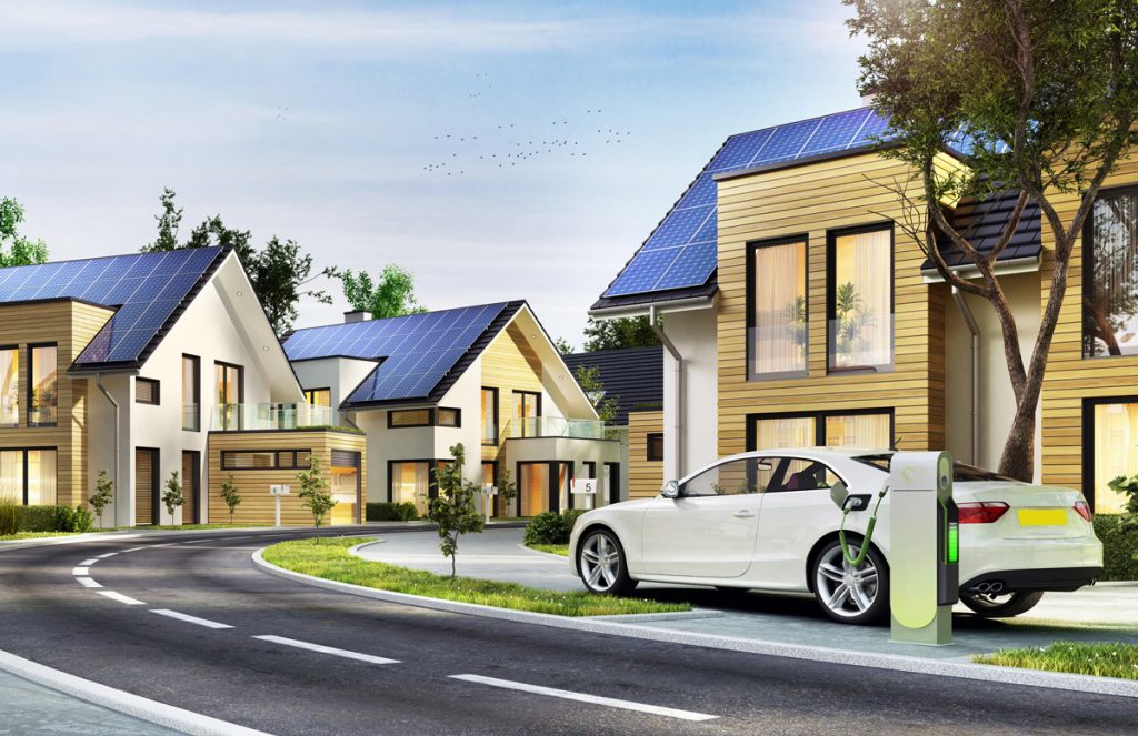 Een huis met zonnepanelen op het dak en een auto ervoor geparkeerd.