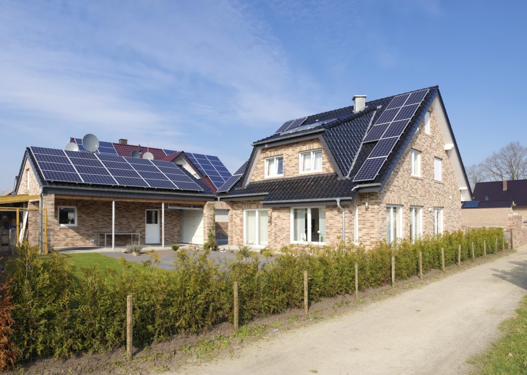 Een huis met zonnepanelen op het dak.