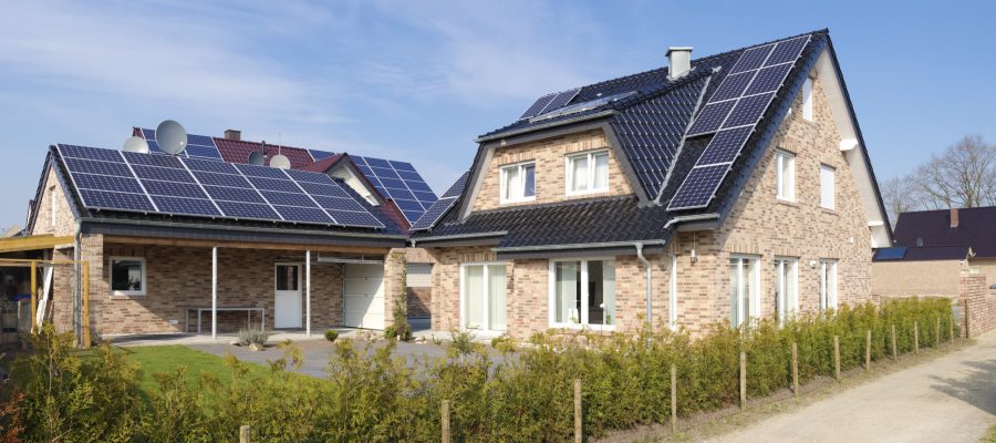 Een huis met zonnepanelen op het dak.
