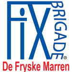 Logo met de tekst "FIX Brigade" in het blauw en "De Fryske Marren" in het rood.